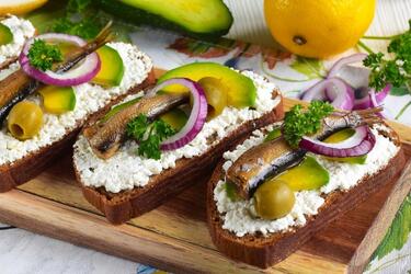 Как сделать вкусные бутерброды со шпротами