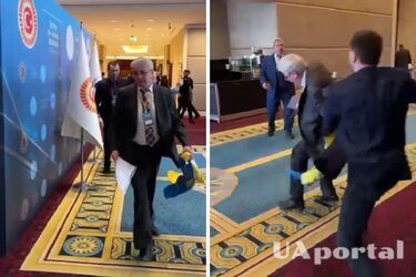 У Туреччині російський дипломат зірвав прапор України, за що отримав від українця