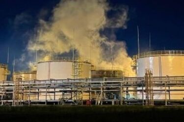 Появилось видео атаки дронов на нефтеперерабатывающий завод в россии