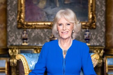 Сама производит мед и принципиально не прокалывает уши: что известно о королеве-консорте Камилле