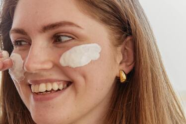 Дешево и действенно: как улучшить состояние кожи на лице с помощью популярного продукта