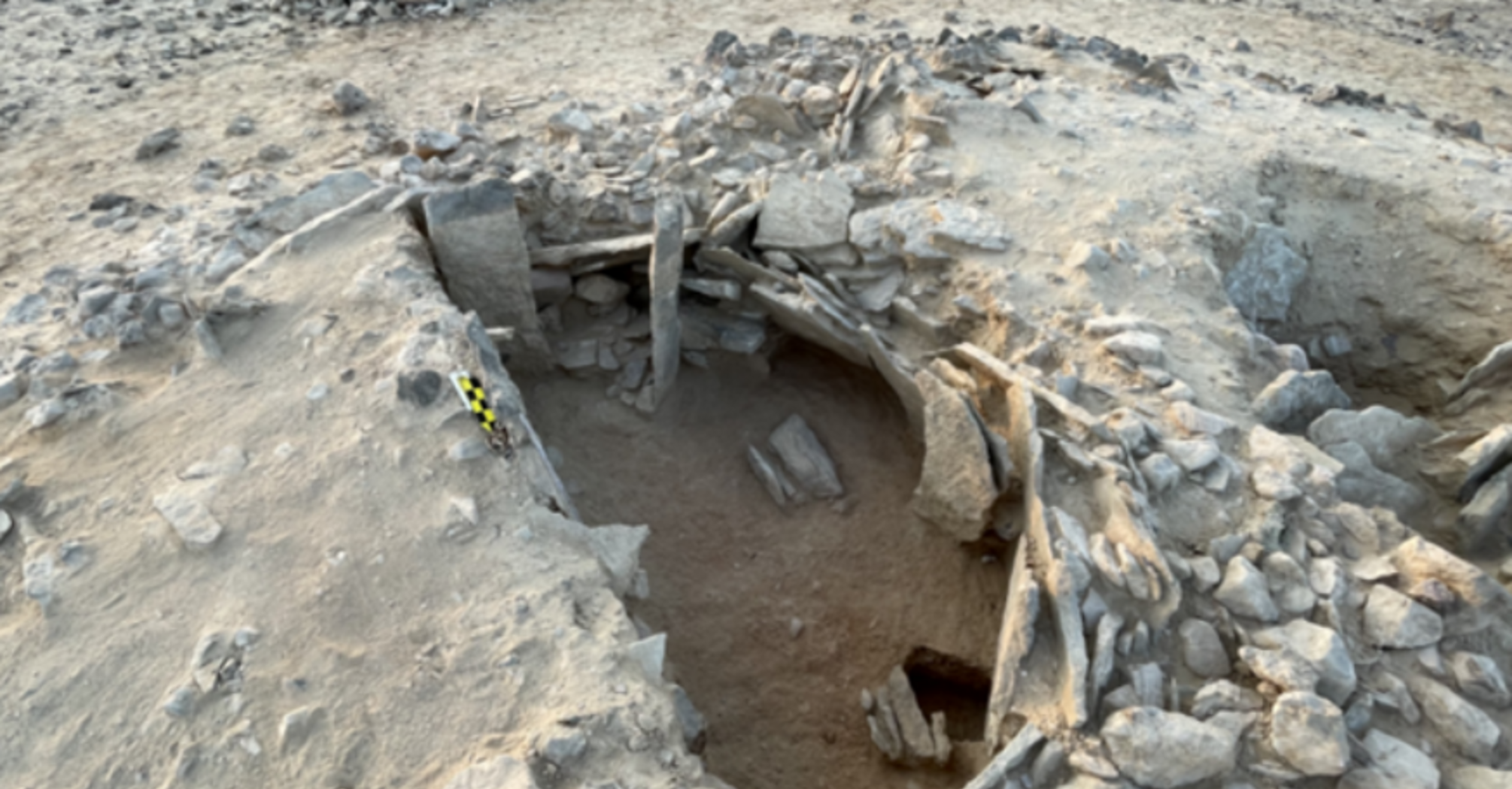 В Омане археологи обнаружили останки десятков людей в каменной гробнице, которой примерно 7000 лет