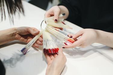 Блискучі та яскраві: несподівані тренди для манікюру на літо 2023