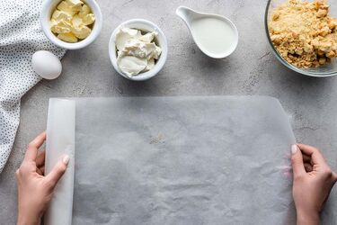 Как ровно разместить пергамент для выпекания в форму не обрезая бумагу ножницами