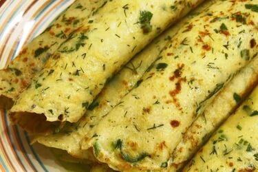 Як приготувати млинці із зеленою цибулею на сніданок