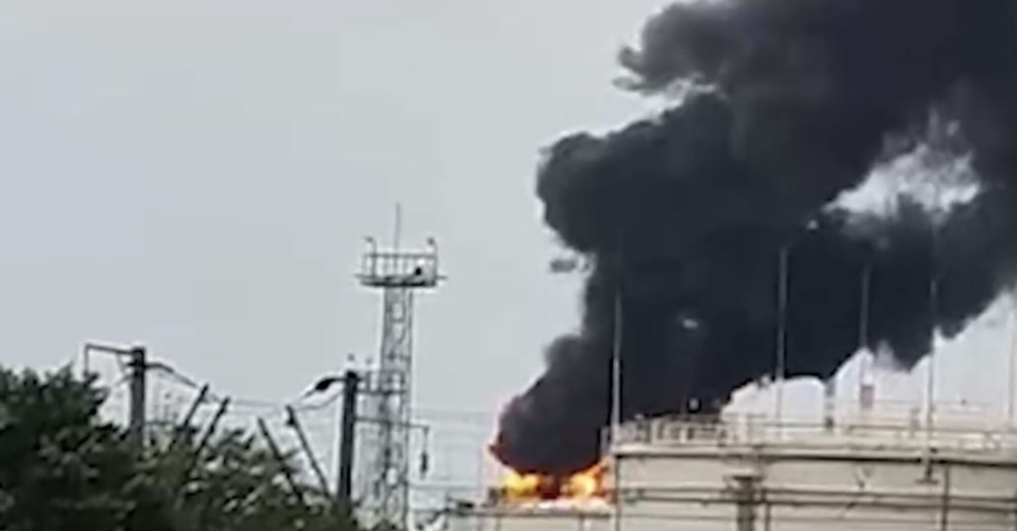 У російському Краснодарі сталася потужна пожежа на нафтобазі: подробиці (фото,відео)