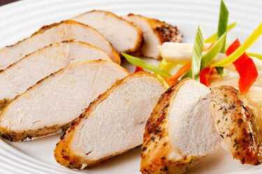 Як приготувати соковите куряче філе в духовці