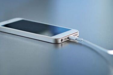 Не робіть так більше: названі місця, де у жодному разі не варто заряджати телефон