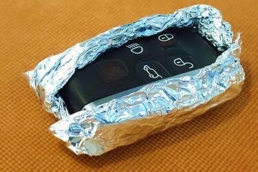 Для чого ключі від авто замотувати у фольгу чи класти в холодильник