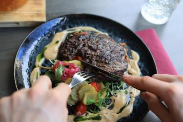 Диетологи назвали виды мяса, мешающие похудению