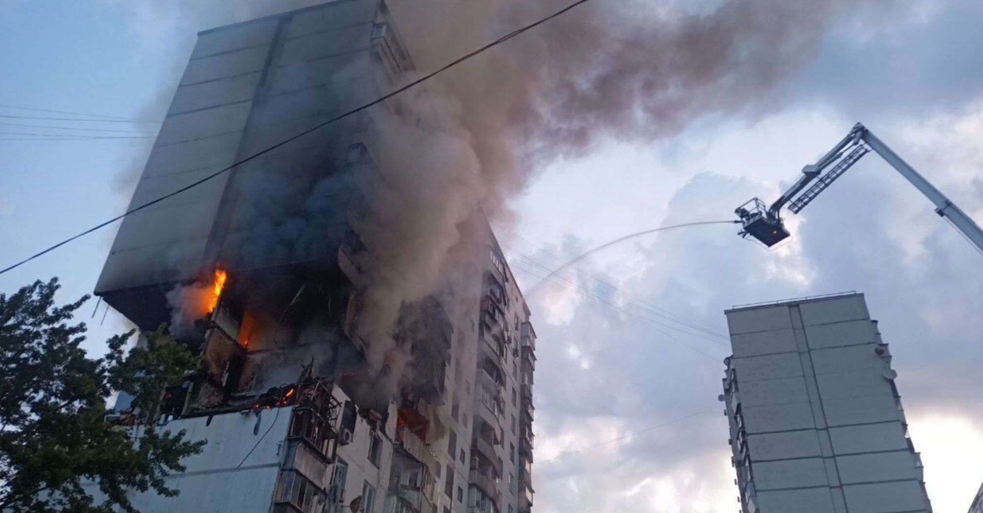 Gas explosion in a 16-storey building in Kyiv kills one person, rescues 18 (photos and video)