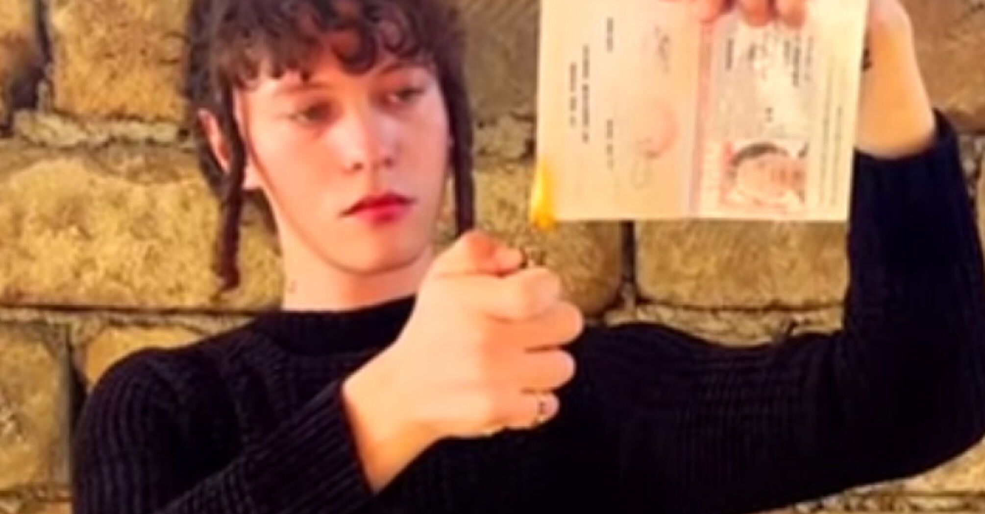 Controversial Russian singer Eduard Sharlot burns his passport and asks to come to Kyiv (video)
