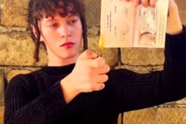 Скандальний російський співак Едуард Шарлот спалив паспорт та проситься у Київ (відео)