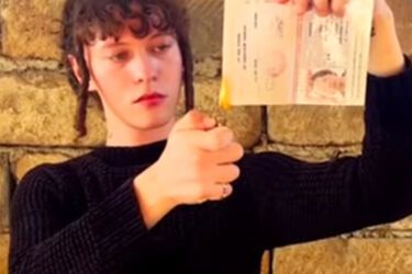 Controversial Russian singer Eduard Sharlot burns his passport and asks to come to Kyiv (video)