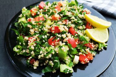 Легкий летний салат с булгуром за 15 минут: готовить очень просто и дешево