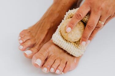 Как избавиться от сухой кожи на пятках: простые народные средства