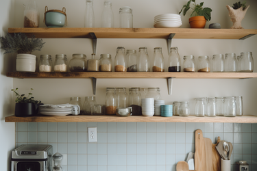 4 речі, які варто викинути, якщо у ваших кухонних шафах завжди безлад