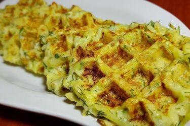 Як зробити кабачкові вафлі