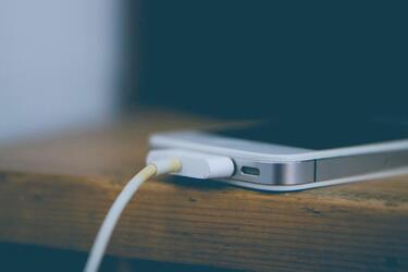 Mobile phone runs out of power quickly: what are the causes and what to do