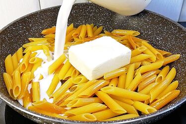 Як зварити макарони у молоці з плавленим сиром на сковороді