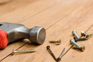 Що краще: Цвяхи чи гвинти?
