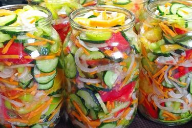 Як зробити овочевий салат та законсервувати на зиму