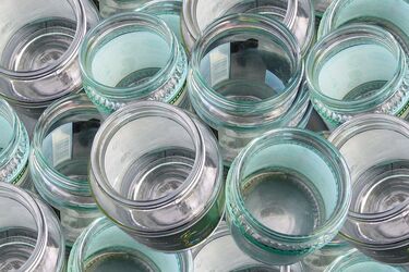 Чому не можна тримати вдома порожні банки