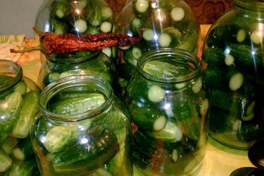 Як закрити огірки в банках, щоб вони зберегли колір і були хрусткими.