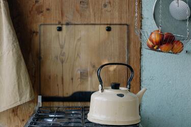 Найбезпечніший спосіб очистити чайник від накипу без агресивної хімії: вам знадобиться оцет чи сода