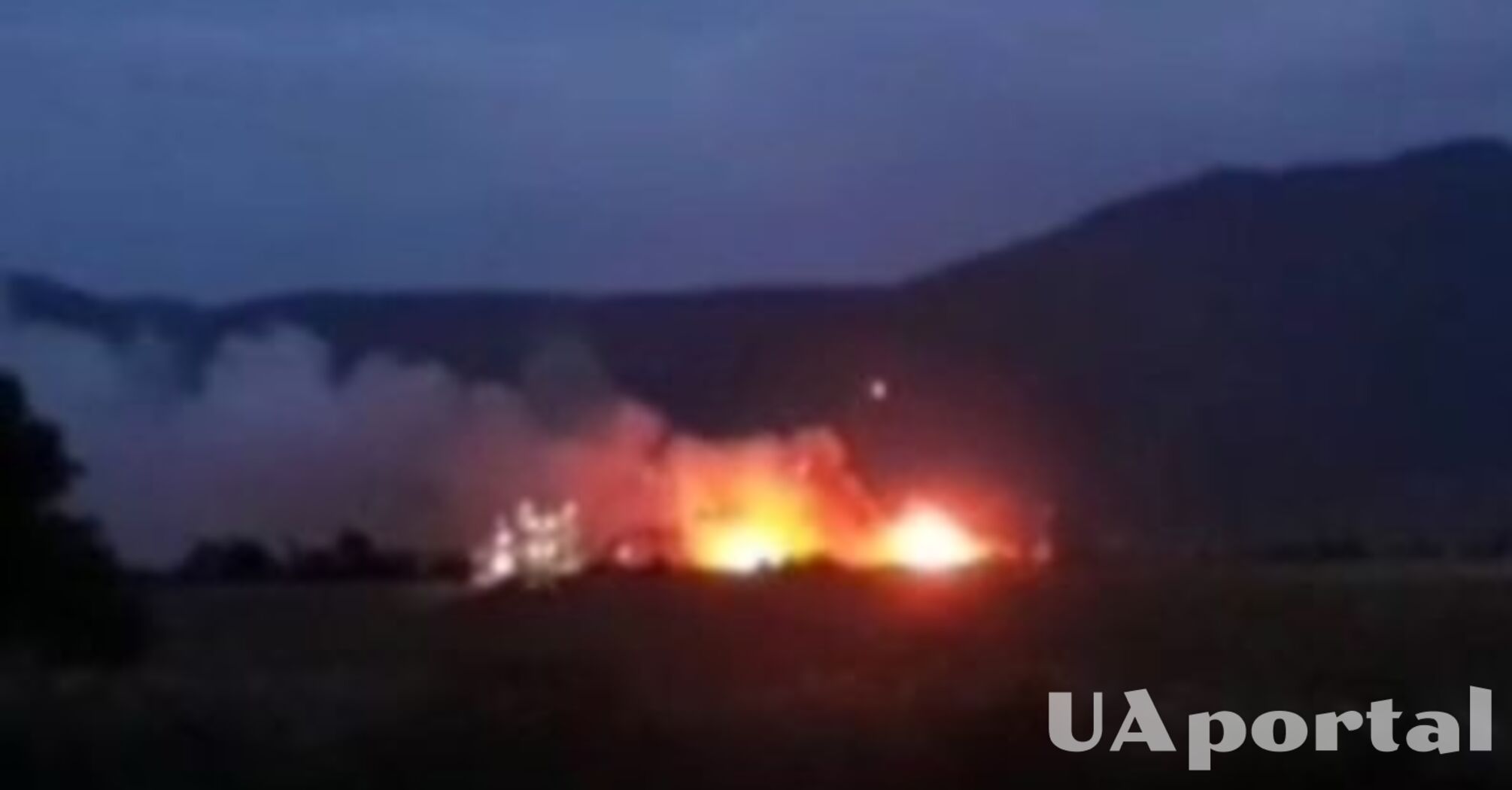 В районе Старого Крыма прогремели взрывы: попадание в состав боеприприпасов, детонирует несколько часов (фото, видео)