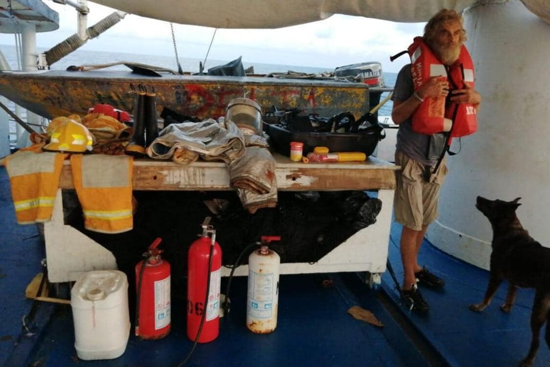 Появились фото и видео спасенного моряка, который с собакой три месяца дрейфовал в Тихом океане