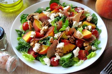 Як зробити салат з абрикосами, горіхами та помідорами чері