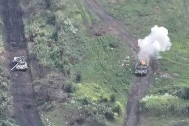 Бойцы из тактической группы 'Адам' точным ударом FPV-дрона уничтожили танк россиян (видео)