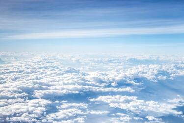 Вчені пояснили, чому хмари 'плавають' у небі