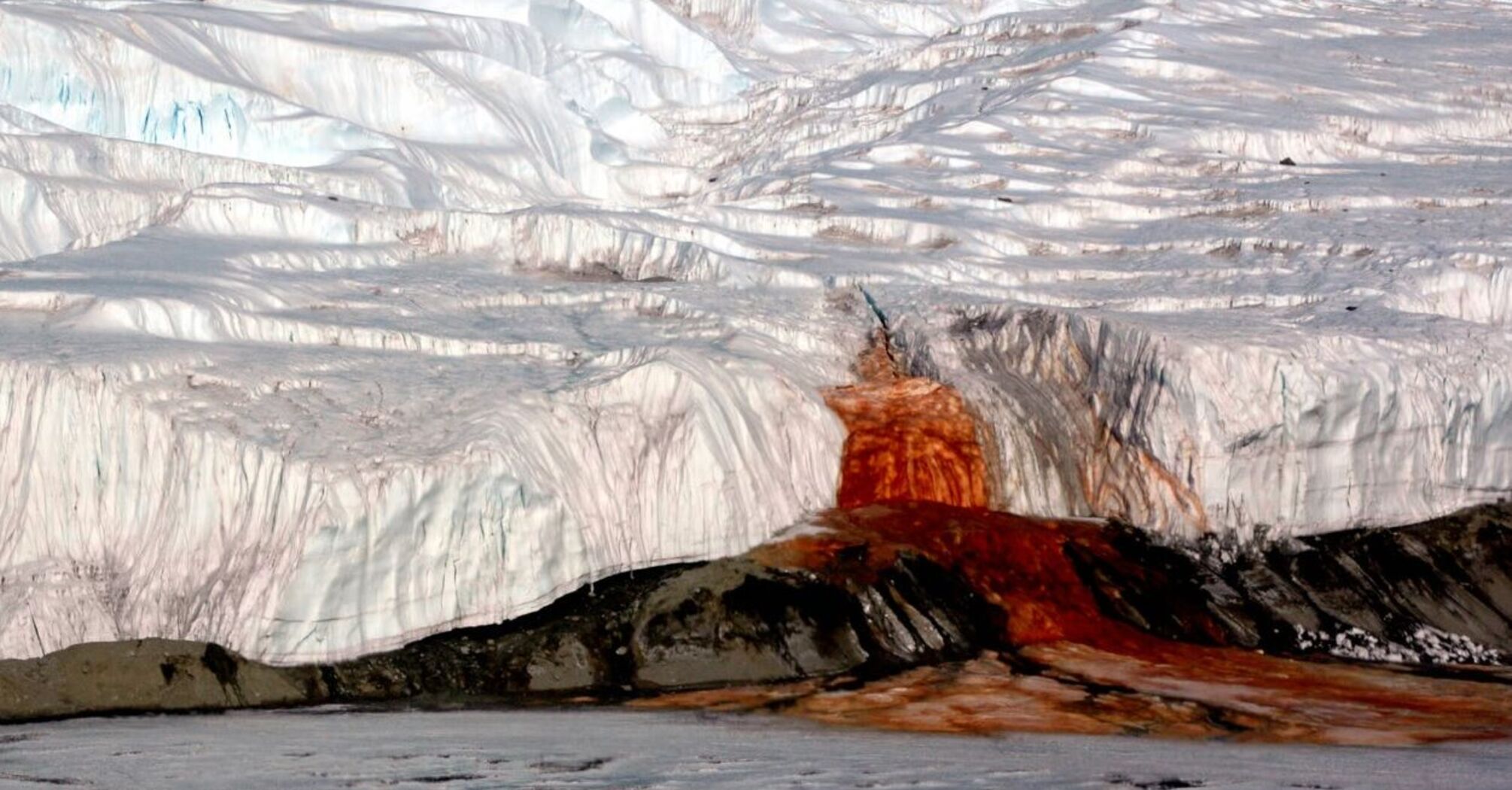 Ученые раскрыли тайну 'кровавого водопада' в Антарктиде (видео)