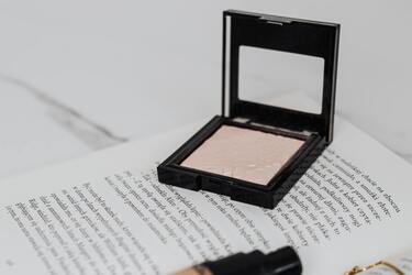 How to quickly and easily save broken powder: life hacks from fashionistas