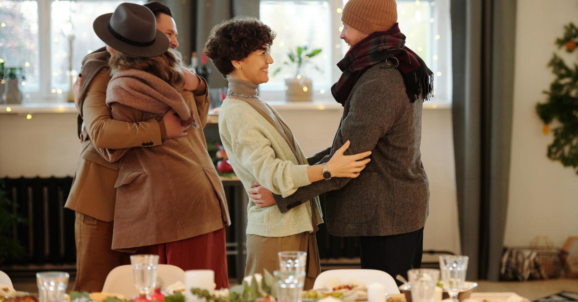 How to behave properly when visiting: three etiquette tips