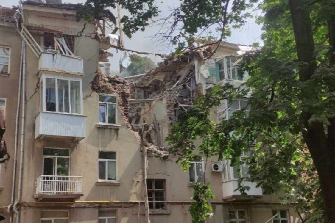 Russians strike with drones in the centre of Sumy, a residential building is hit (photos, video)