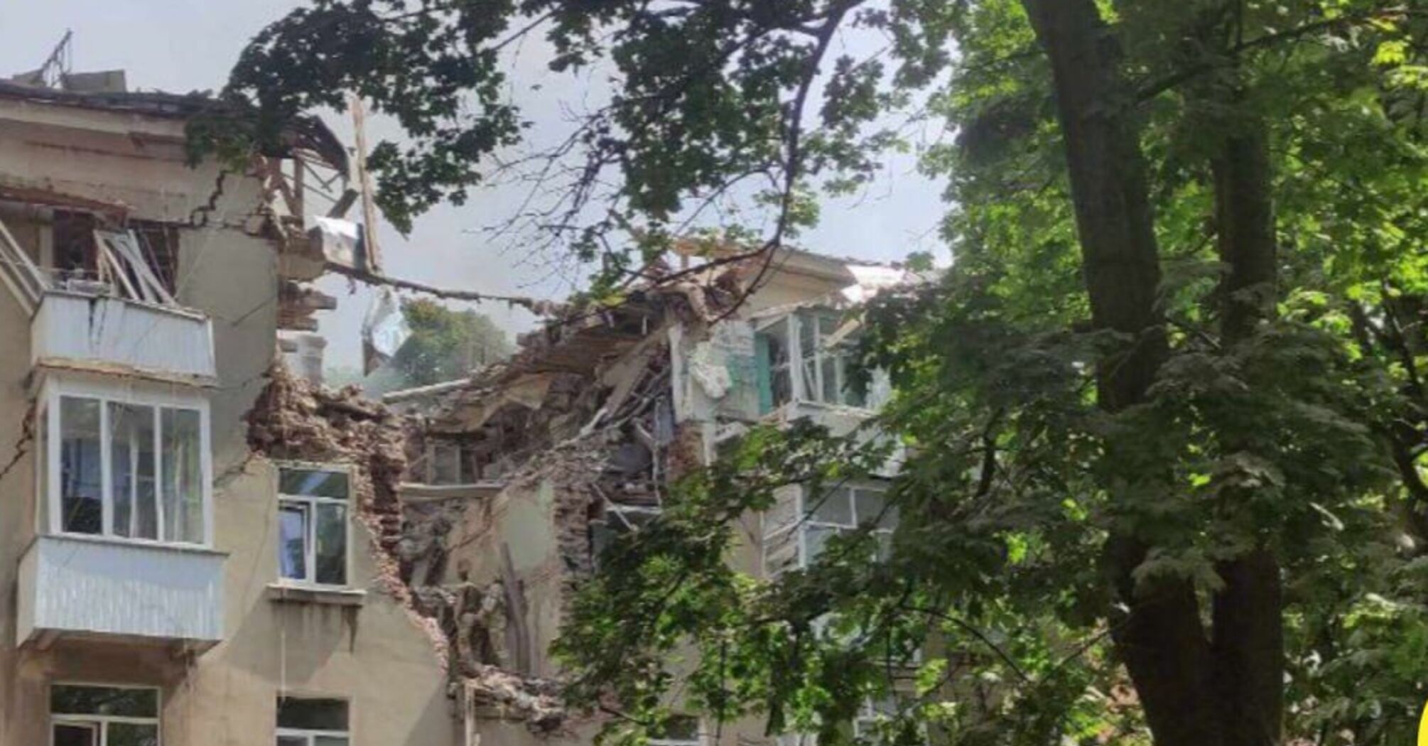 Russians strike with drones in the centre of Sumy, a residential building is hit (photos, video)