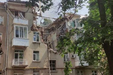 росіяни вдарили дронами по центру Сум, є влучання у житловий будинок (фото, відео)