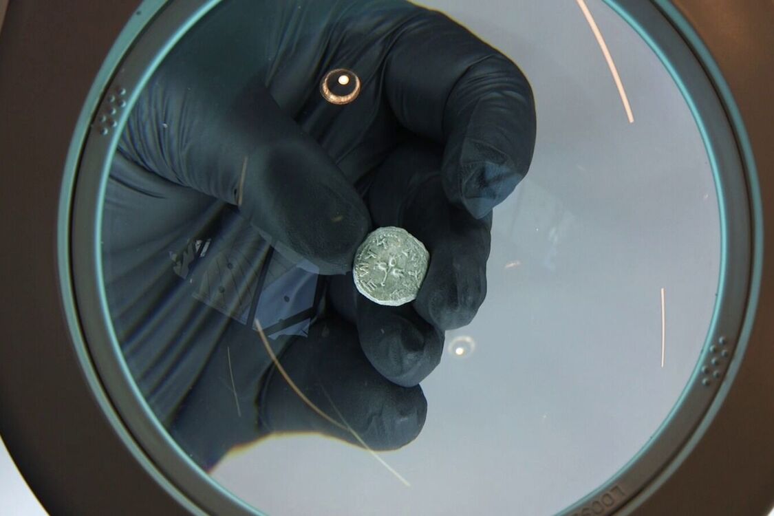Редкую серебряную монету, которой платили налоги в Иерусалимском Храме, нашли в пустыне (фото)