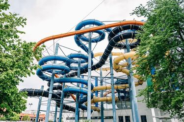 Аквапарки Украины во время войны: где безопасно купаться детям