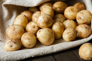 Як почистити багато молодої картоплі