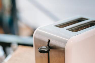 Геніальний лайфхак, як почистити тостер за дві хвилини