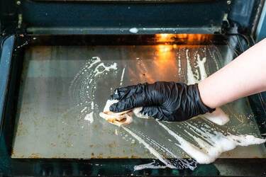 Как быстро и легко почистить духовку за 5 минут