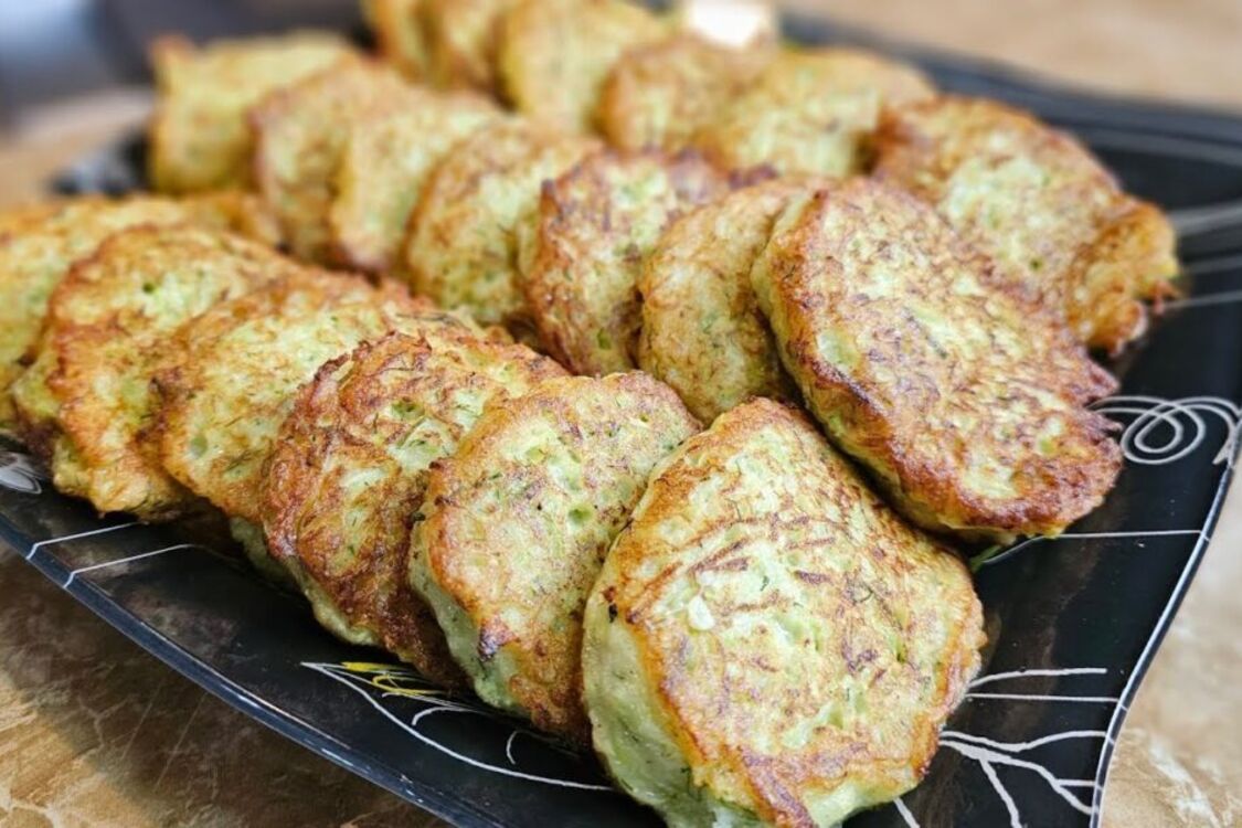 Quick breakfast: How to make zucchini pancakes with gooey cheese