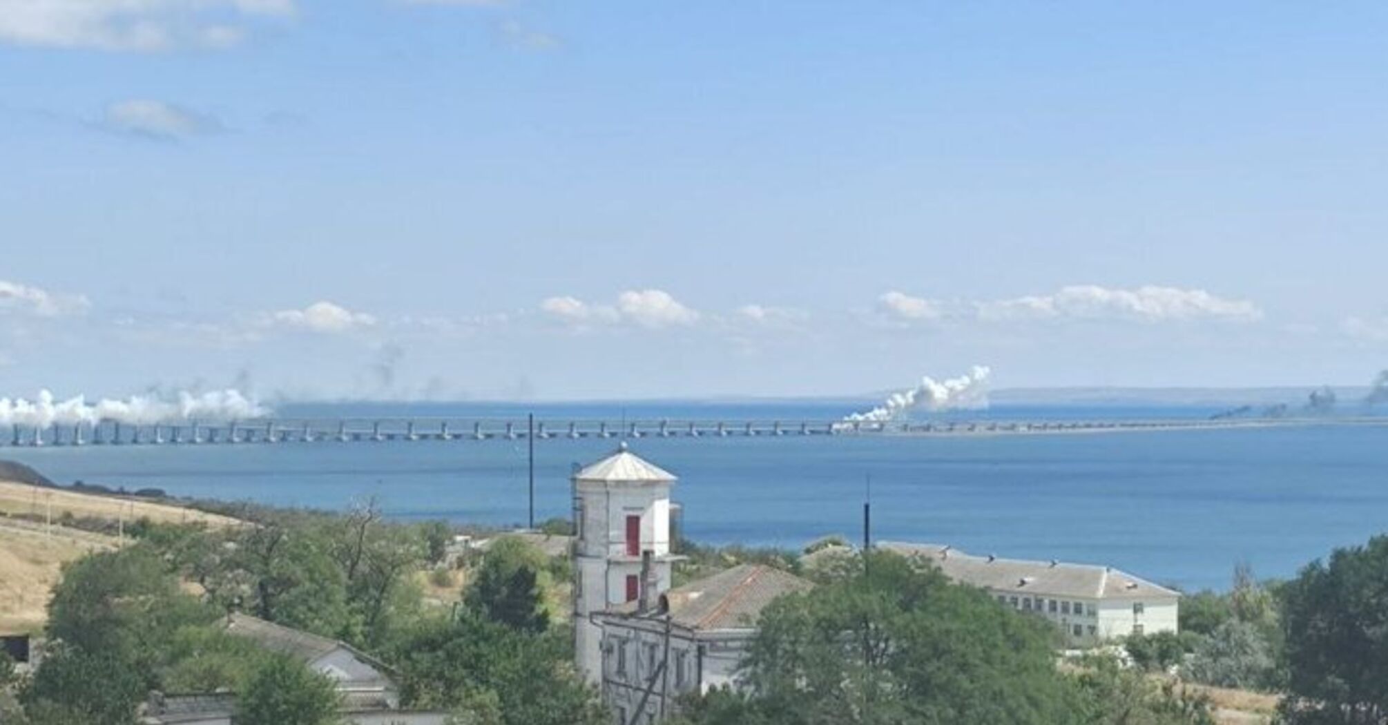 На Керченском мосту густой дым: оккупанты заявили об атаке ракетами (фото)