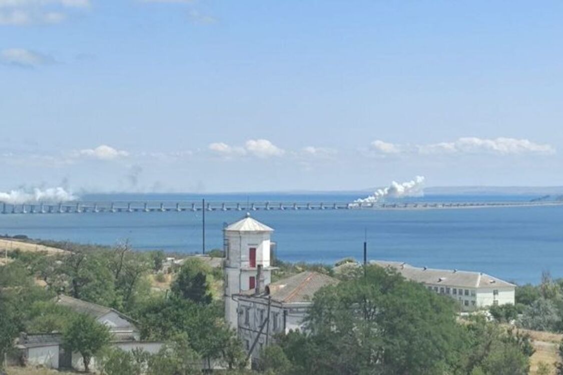 Thick smoke on the Kerch bridge: the occupiers claimed an attack with missiles (photos)