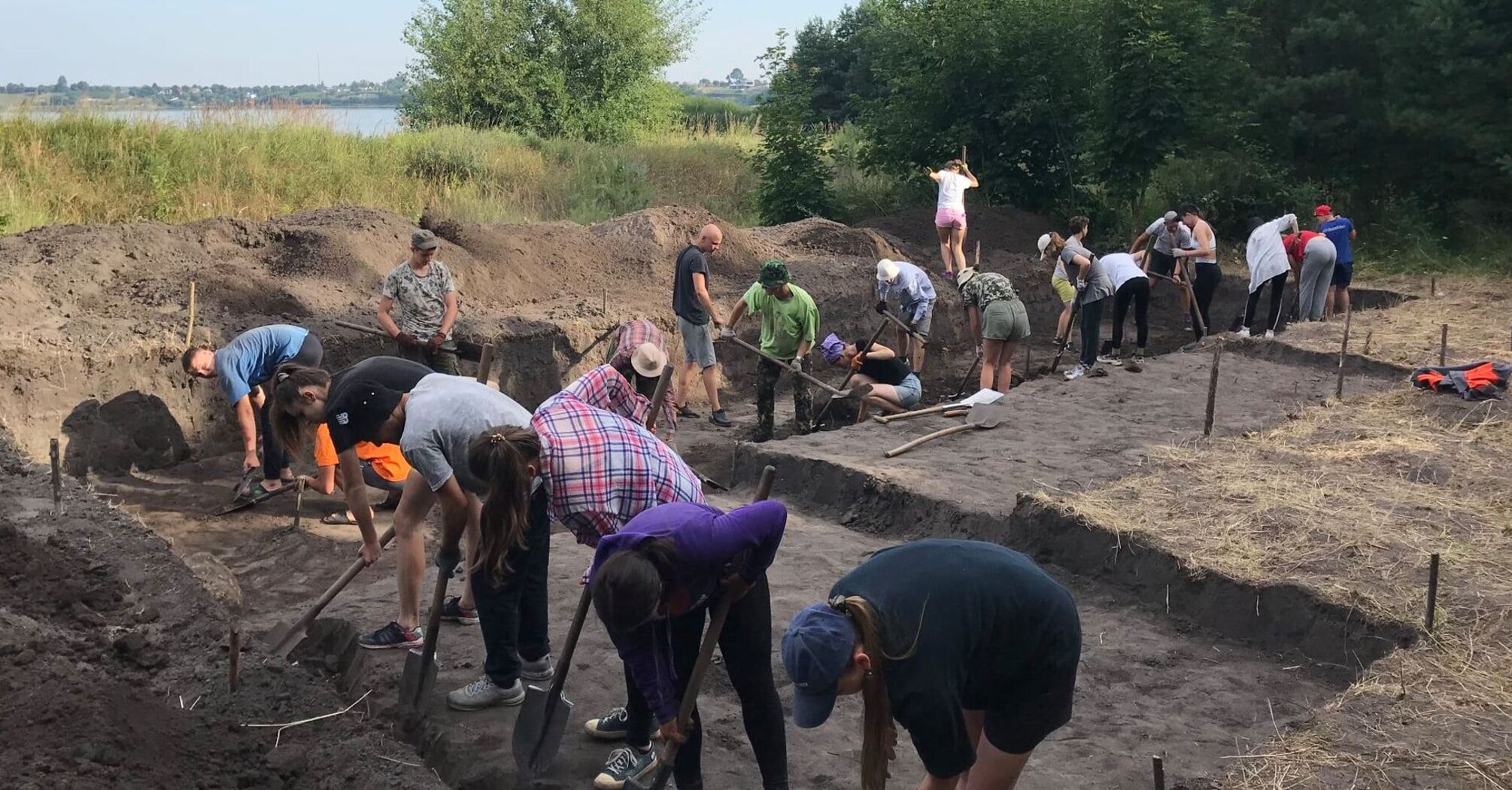 Археологи відкопали на Рівненщині старовинну шпильку та намистину (фото)
