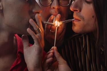 Чому вважається поганою прикметою підпалювати три сигарети одним сірником